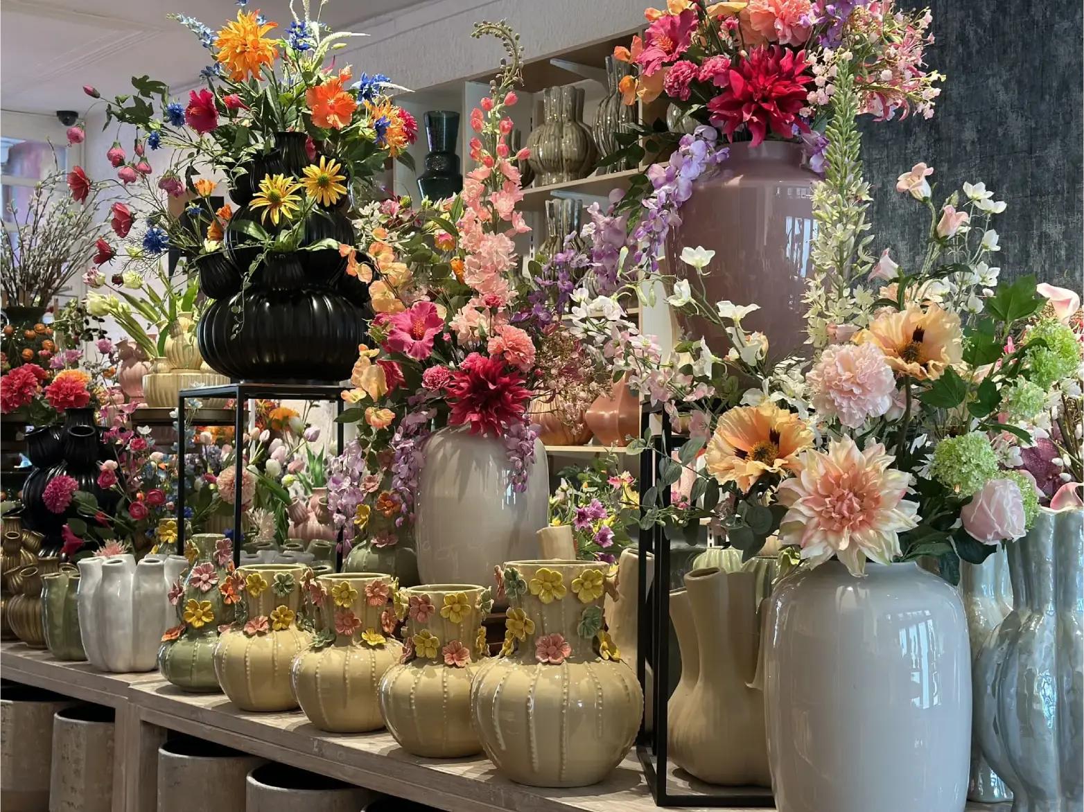 Grote vaas met zijde bloemen t.w.v. € 200,00
