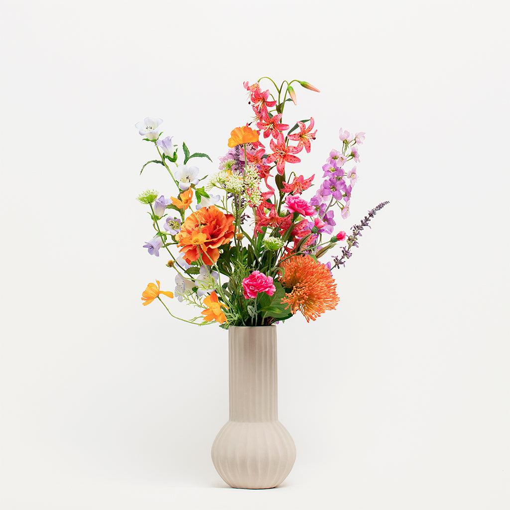 Grote vaas met zijde bloemen t.w.v. € 200,00