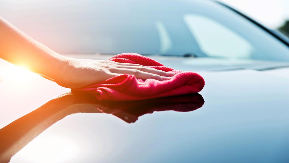 Een poetsbeurt voor een personenauto (binnen en buiten)