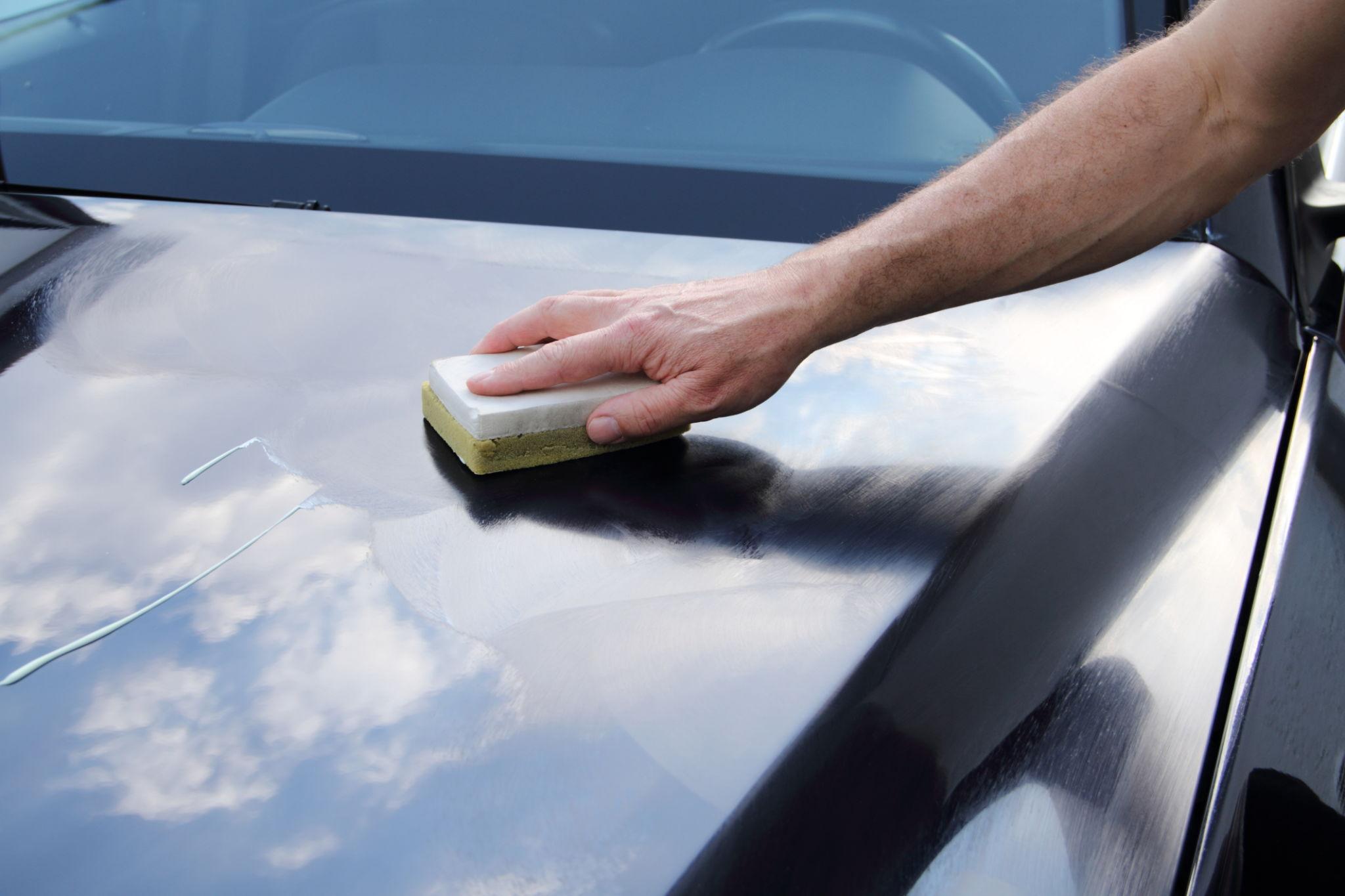 Een poetsbeurt voor een personenauto (binnen en buiten)