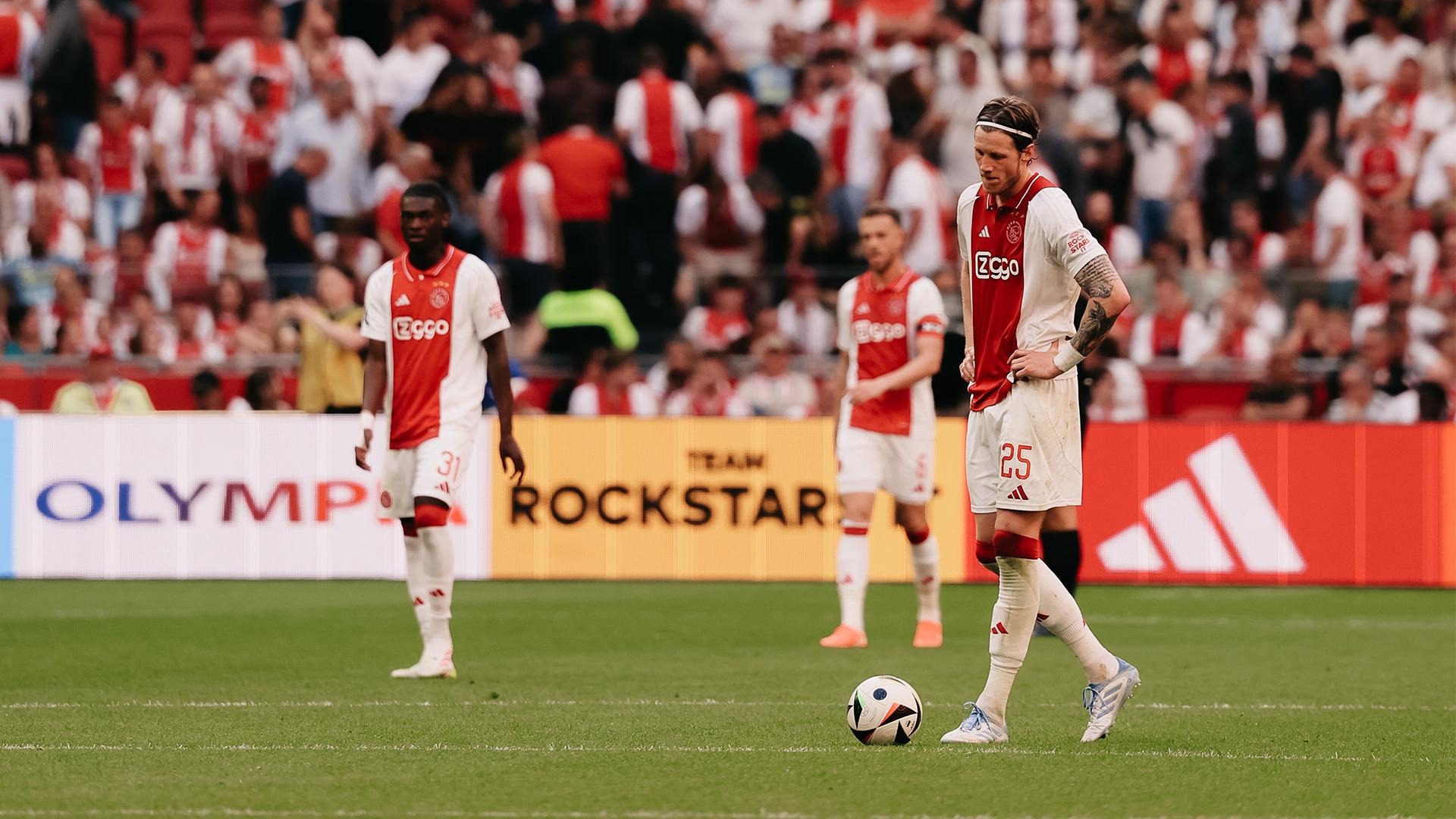 2 Businesseats voor wedstrijd Ajax - Heerenveen seizoen 2026/2027 vak 104 met parkeerkaart onder stadion