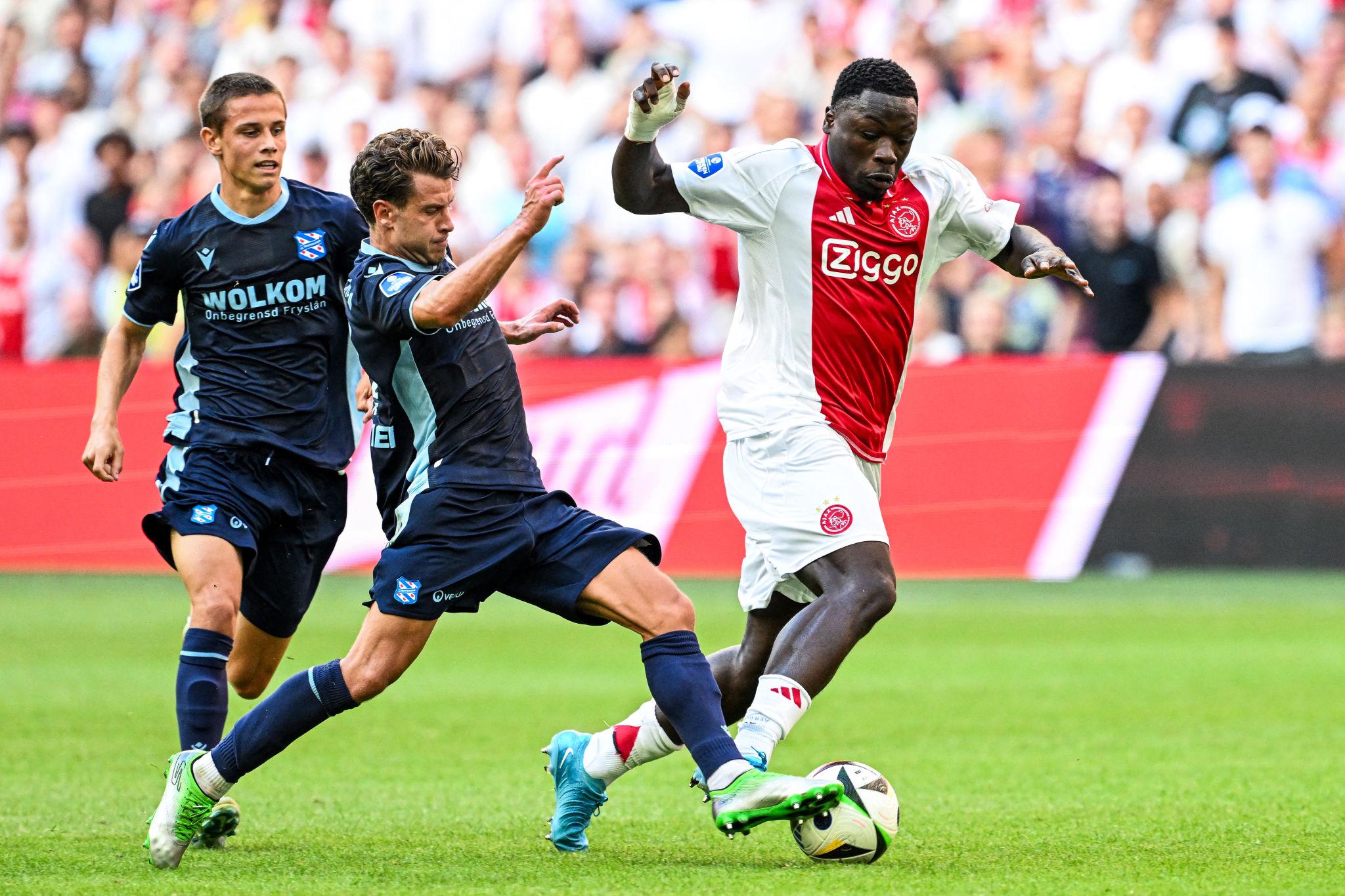 2 Businesseats voor wedstrijd Ajax - Heerenveen seizoen 2026/2027 vak 104 met parkeerkaart onder stadion
