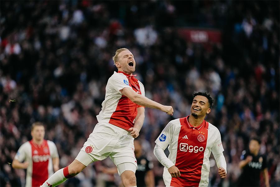 Een gesigneerd shirt van Davy Klaassen van AJAX, seizoen 2025/2026