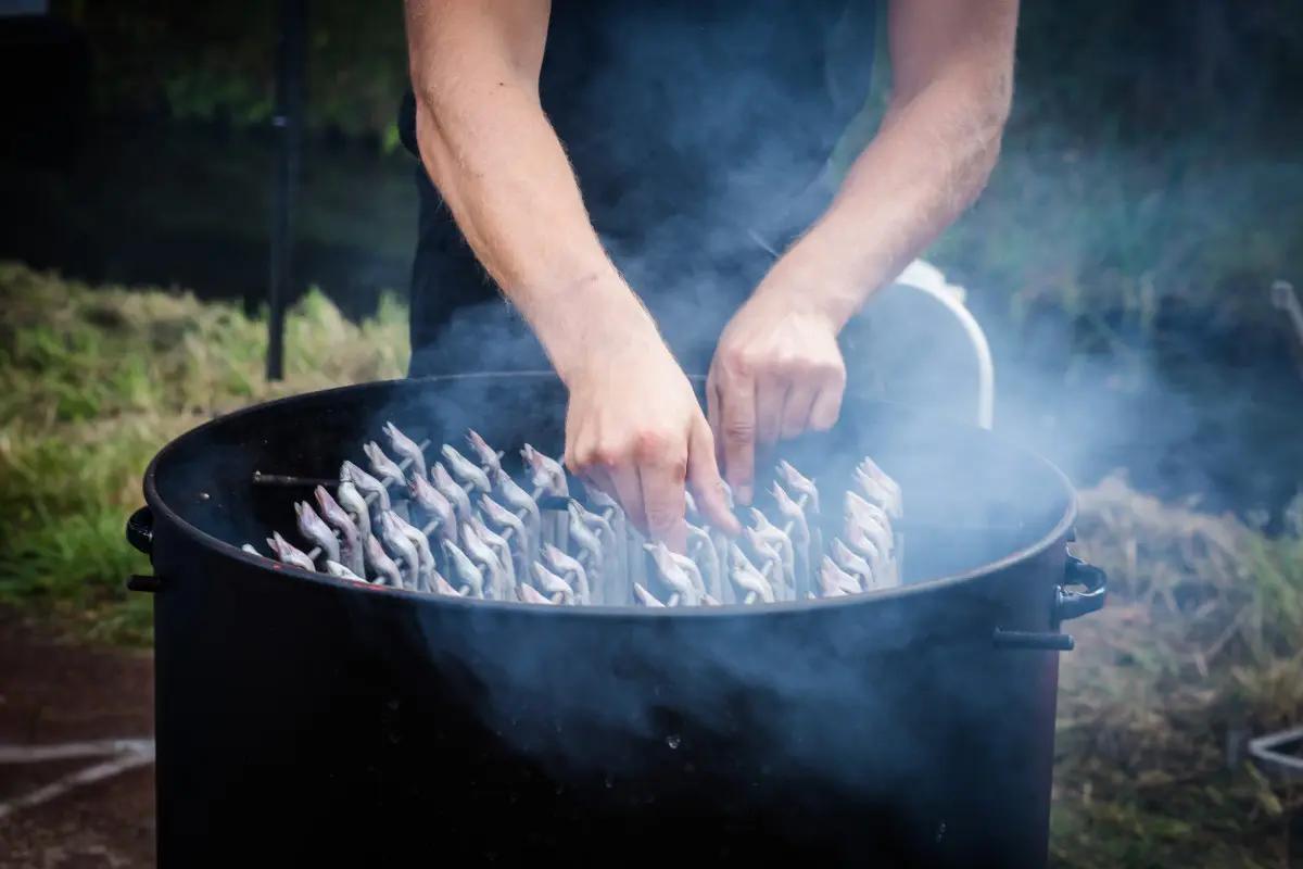Met 15 personen op locatie een demonstratie roken en fileren en eten van zalm en paling