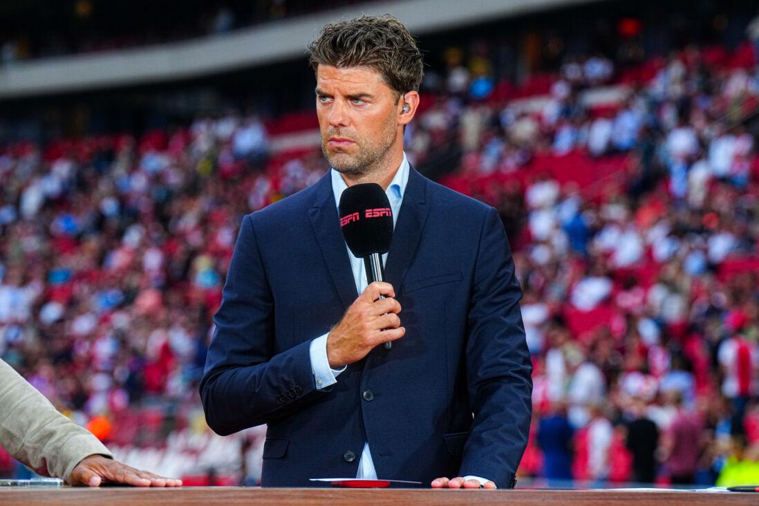 Een padelwedstrijd met als tegenstander het ESPN team bestaande uit voetbalkenner Kees Kwakman en oud eerste elftal speler Tom Bijen