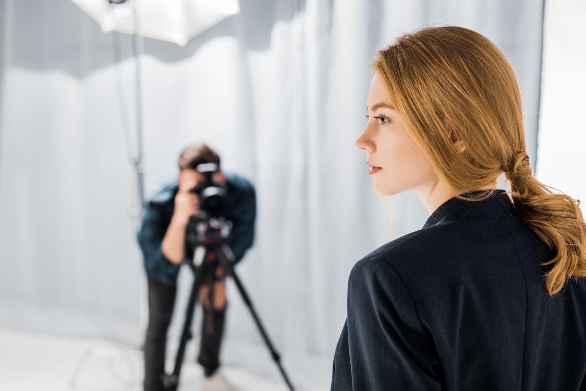 Een zakelijke personal branding shoot door topfotografe Mariëlle van Delft in haar studio op De Hooge Krocht te Noordwijk