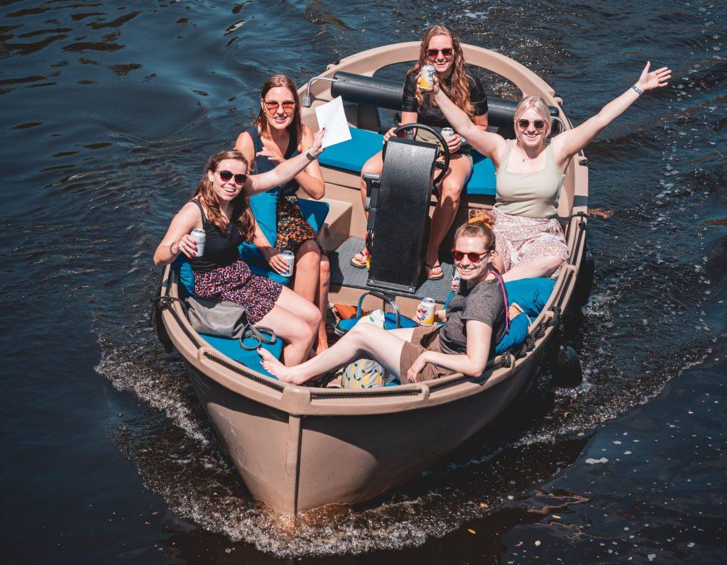Met 5 personen een vaartrip met een sloep naar Café Rooie Cor in Wassenaar. Eten en drinken inclusief