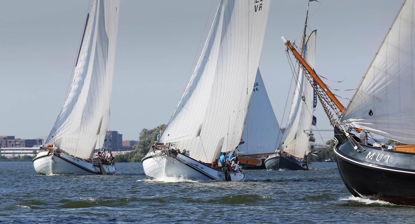 Dag zeilen op Friese meren op een Lemster aak voor 12 personen inclusief lunch.