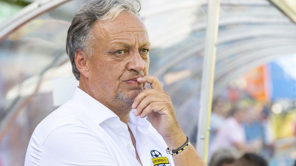 Training (voorafgaand aan de wedstrijd) en coaching van een wedstrijd door hoofdtrainer René van de Kooij.