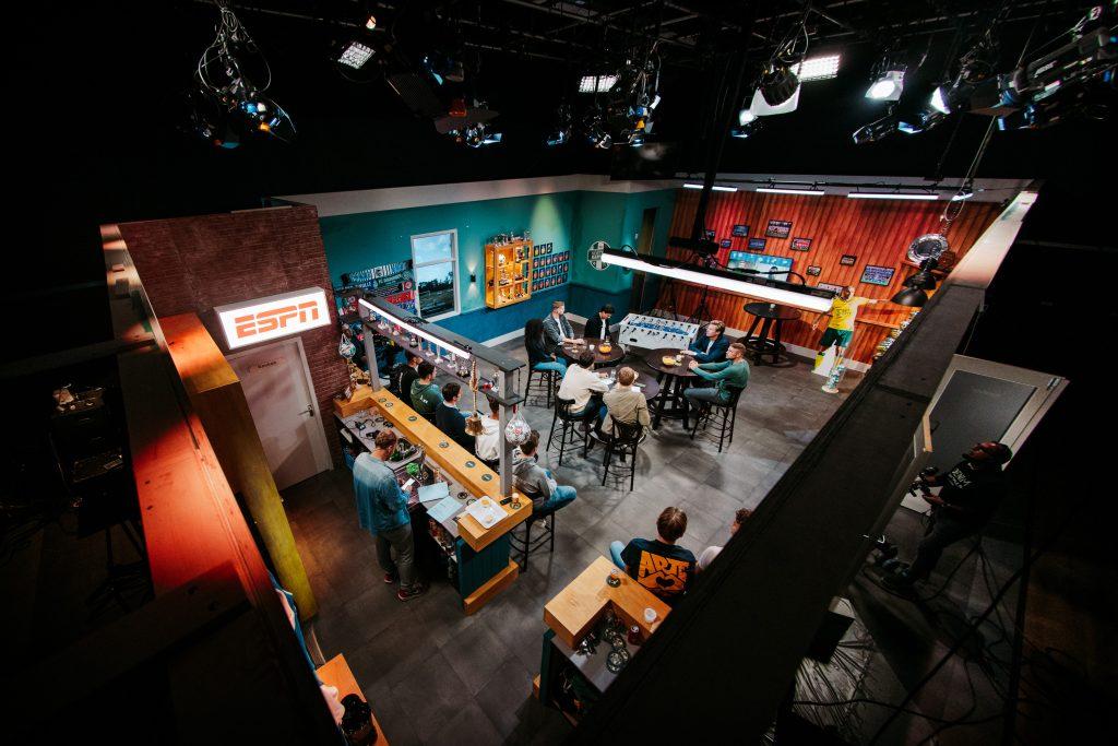 Met 15 personen te gast bij  een ESPN uitzending van het t.v. programma de Voetbalkantine, vervoer naar de studio zelf organiseren
