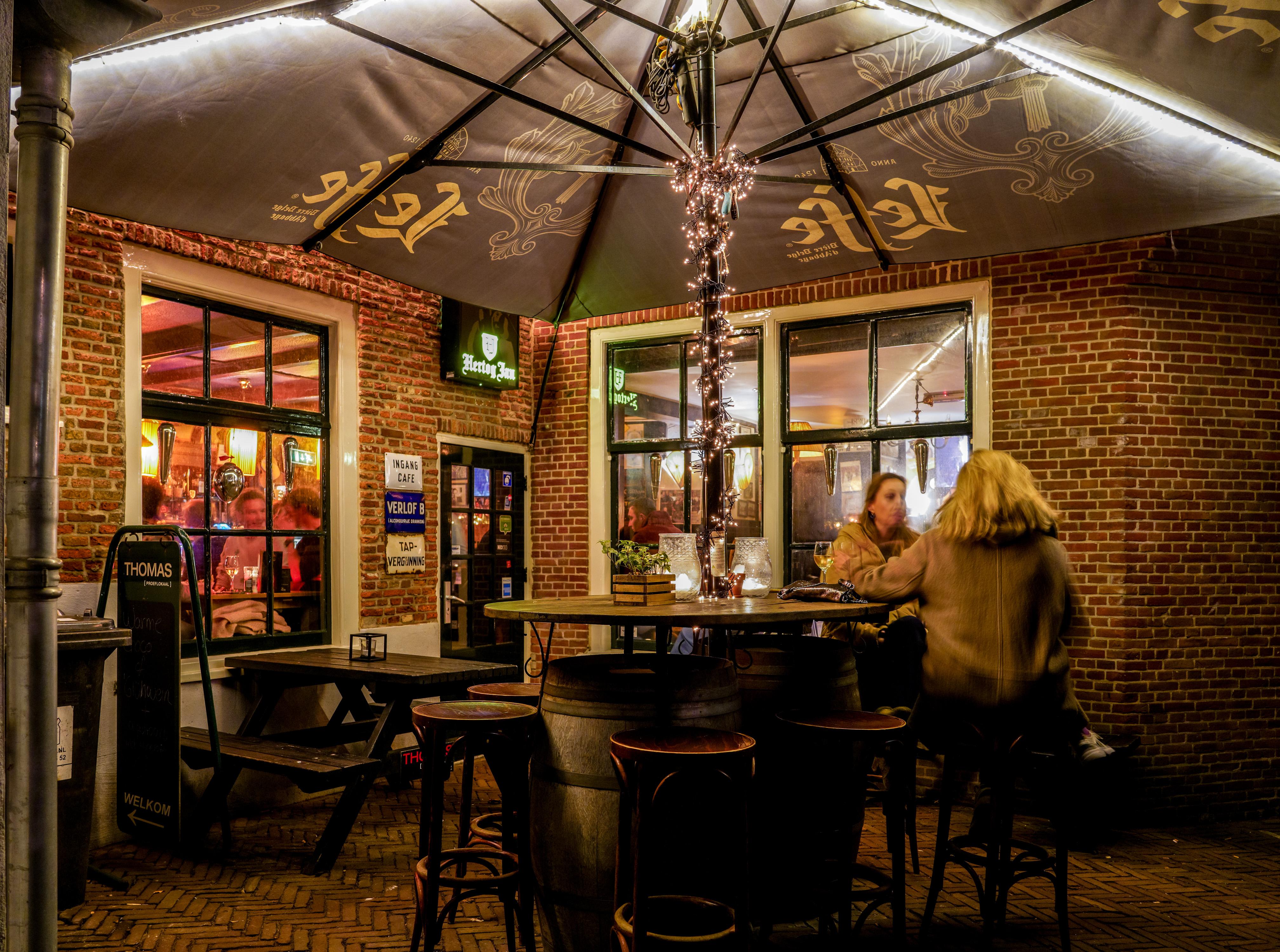 Met 8 personen eten en drinken bij Café Thomas in Noordwijk