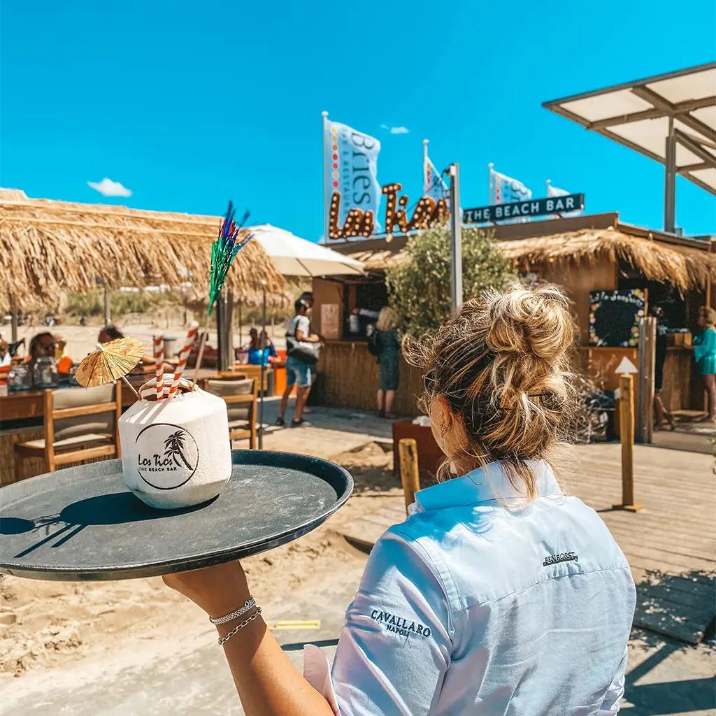 Dinervoucher bij Beachclub Bries voor 4 personen. Deze voucher heeft een maximale waarde van € 280,00 totaal.