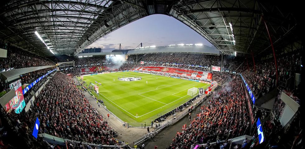 4 Businessseats voor wedstrijd PSV - Feyenoord in seizoen 2026/2027, inclusief lunch of diner voorafgaand aan de wedstrijd en parkeerkaart