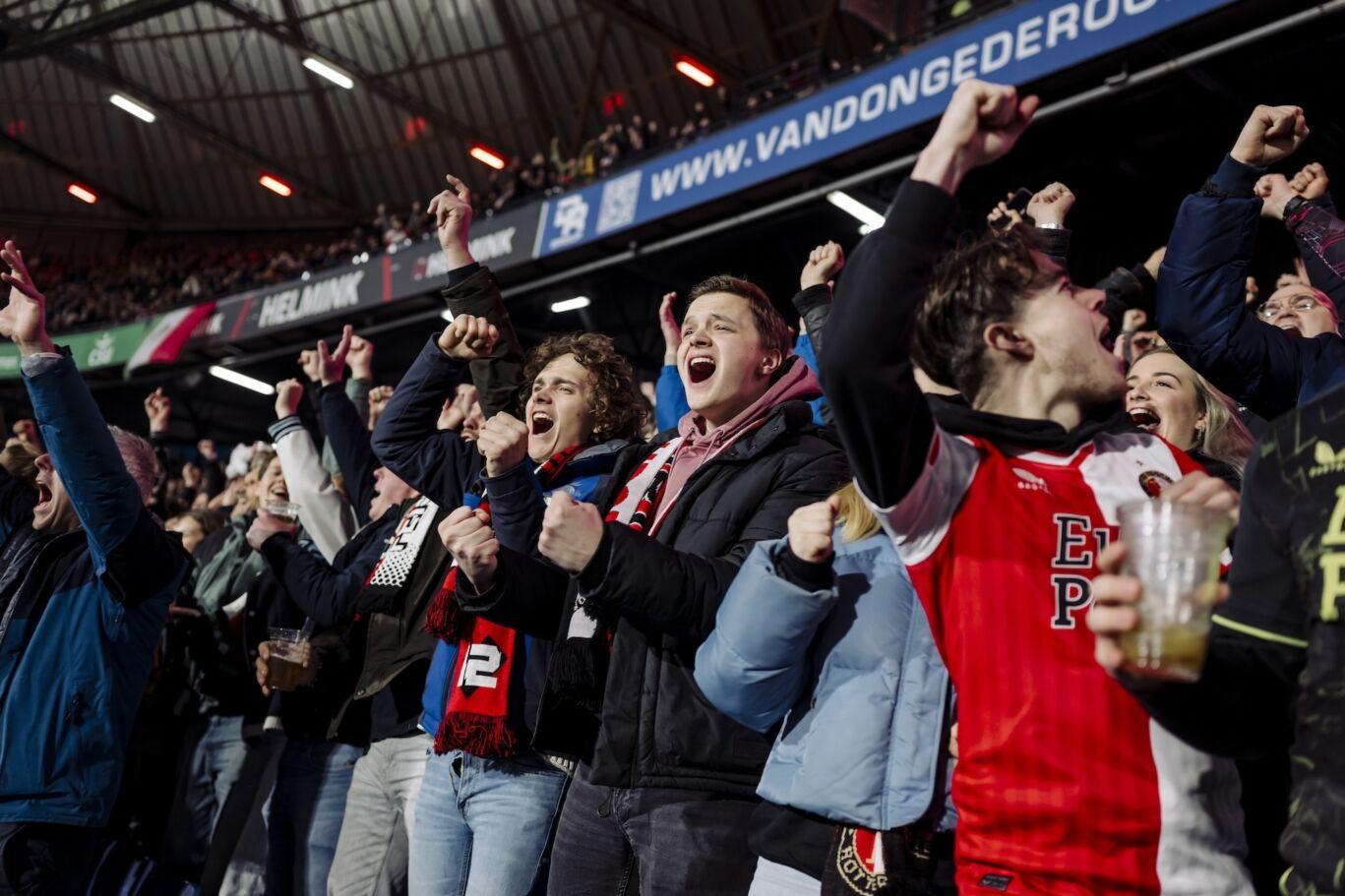 2 Kaarten wedstrijd Feyenoord - PSV in seizoen 2026/2027 van N, rij 4 ter hoogte van de middenstip