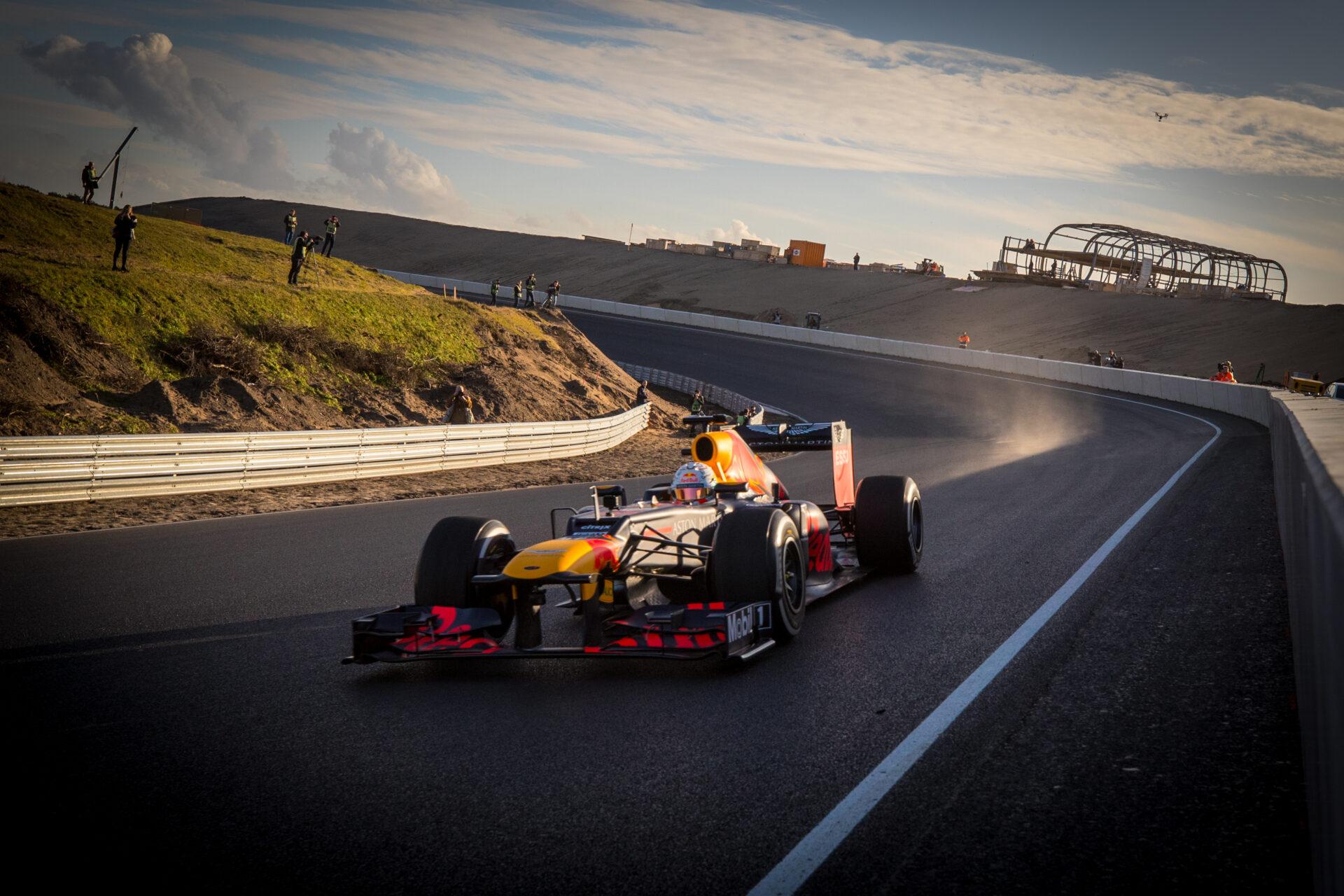Voor 2 personen een Diamond Experience op Circuit Zandvoort, racen met o.a. een McClaren, Lamborghini, Porsche en F1 auto inclusief heerlijke lunch.