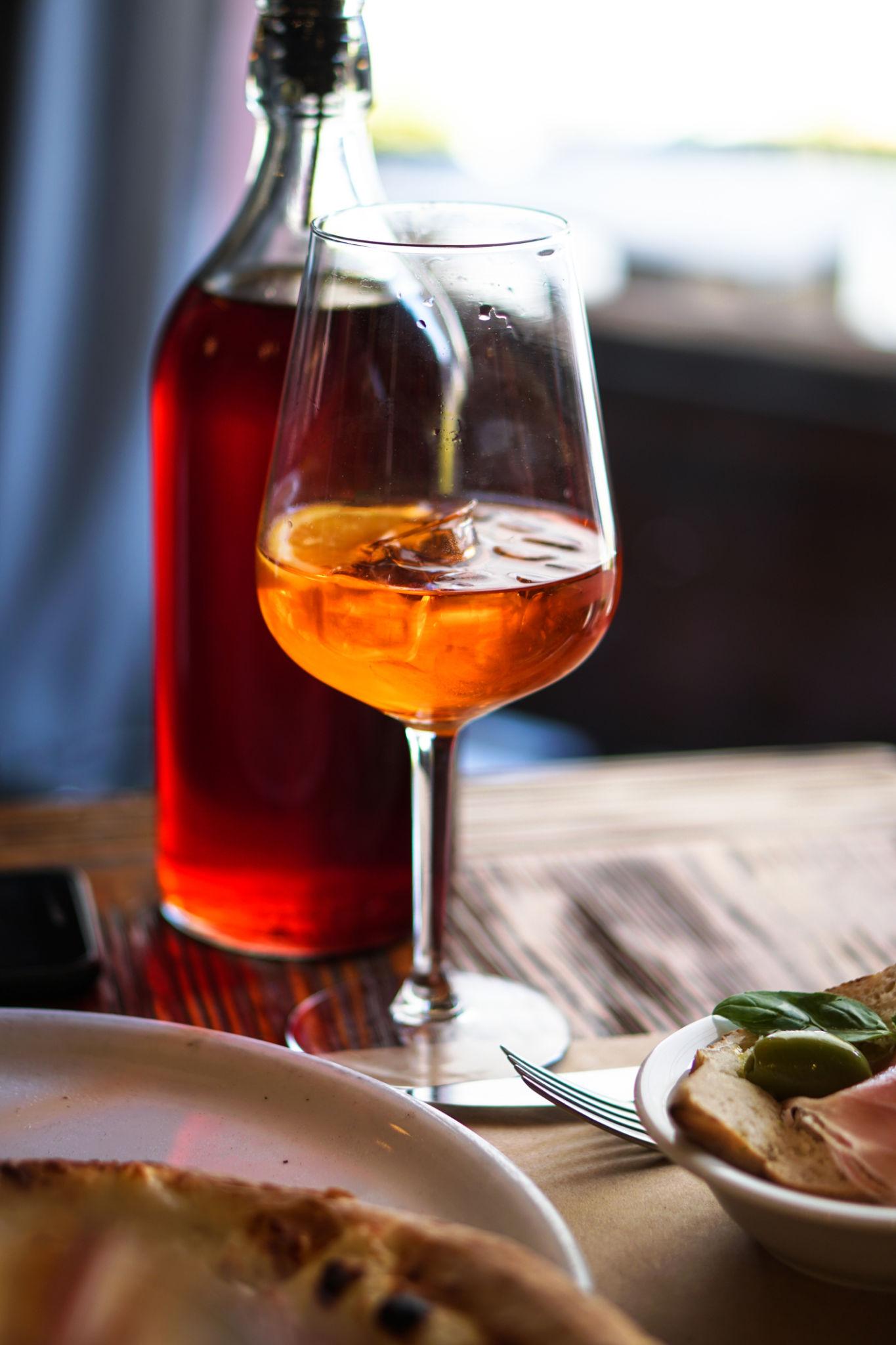 Tafel voor vier personen inclusief 1 gratis drankje bij Bar Bistro "De Roos"