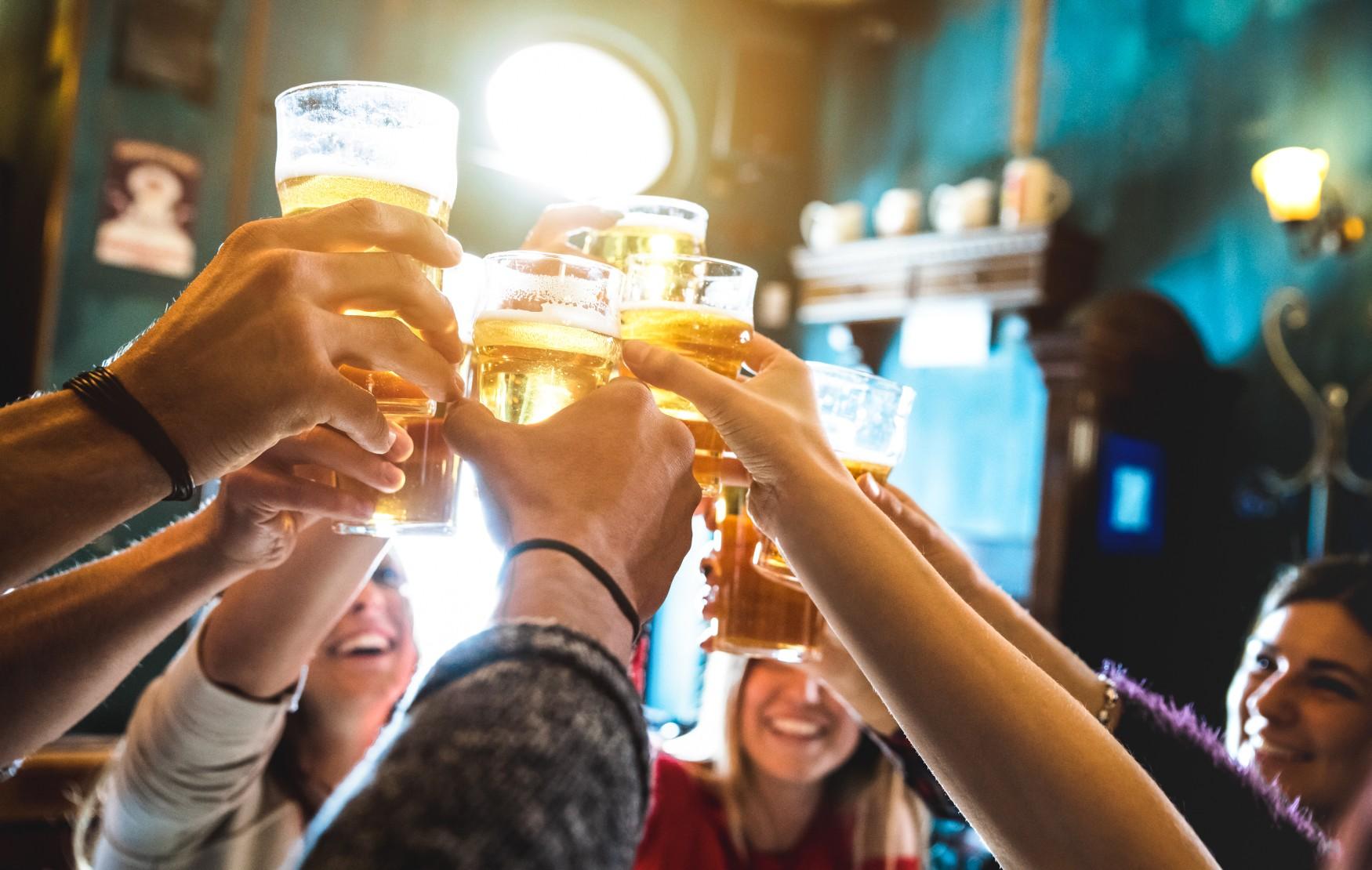 Padel Middelmors stelt Café Middelmors beschikbaar voor een avondje bruine kroeg (excl. drank en hapjes) t.w.v. €  400,00 (datum in overleg)