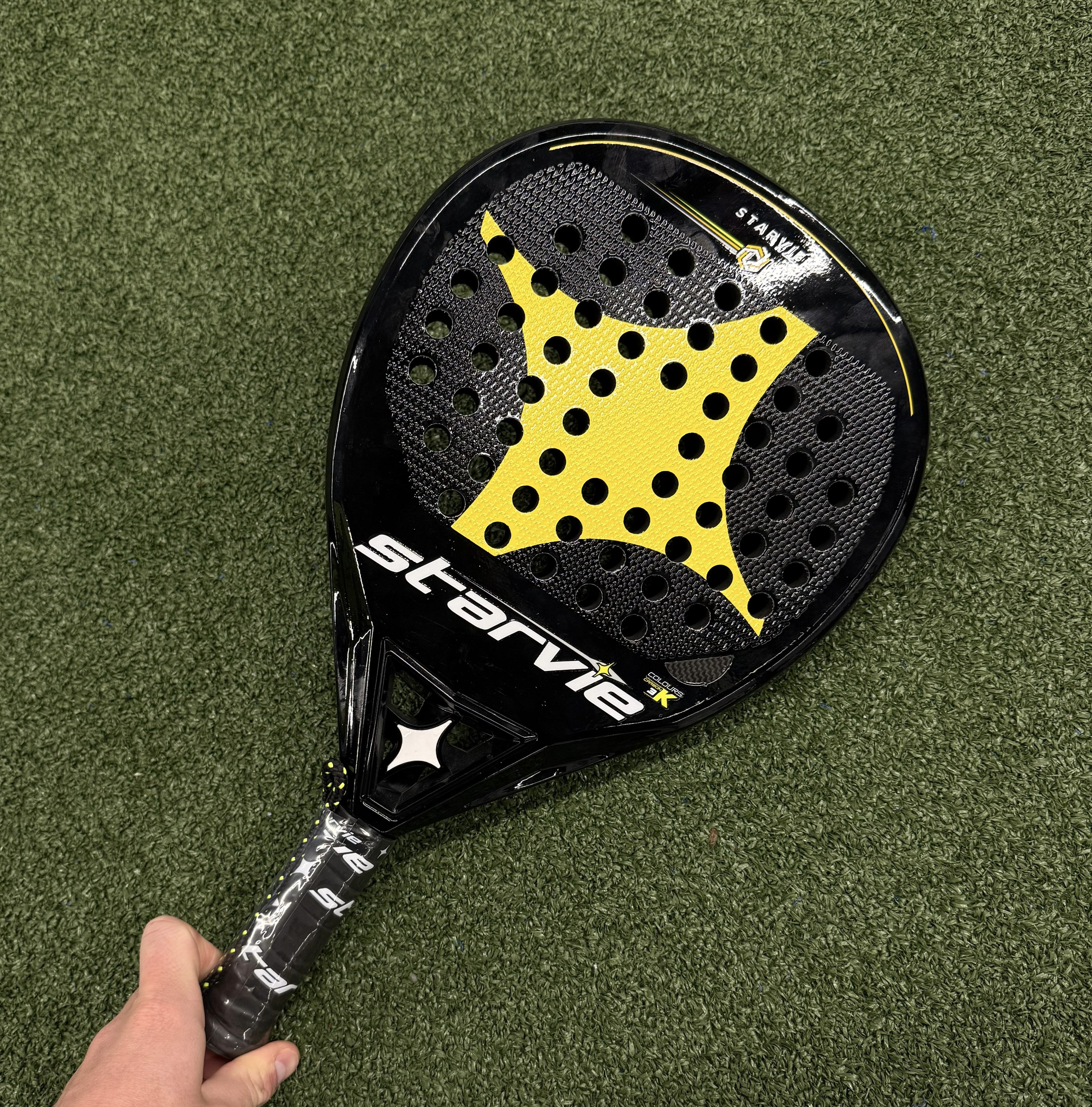 Een Starvie padelracket in clubkleuren