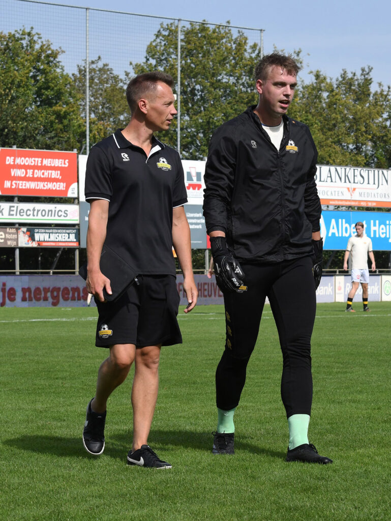 Keeperstraining door keeper van RBB1 en keeperstrainer van RBB1: Wesley Zonneveld en Tim Orlowski