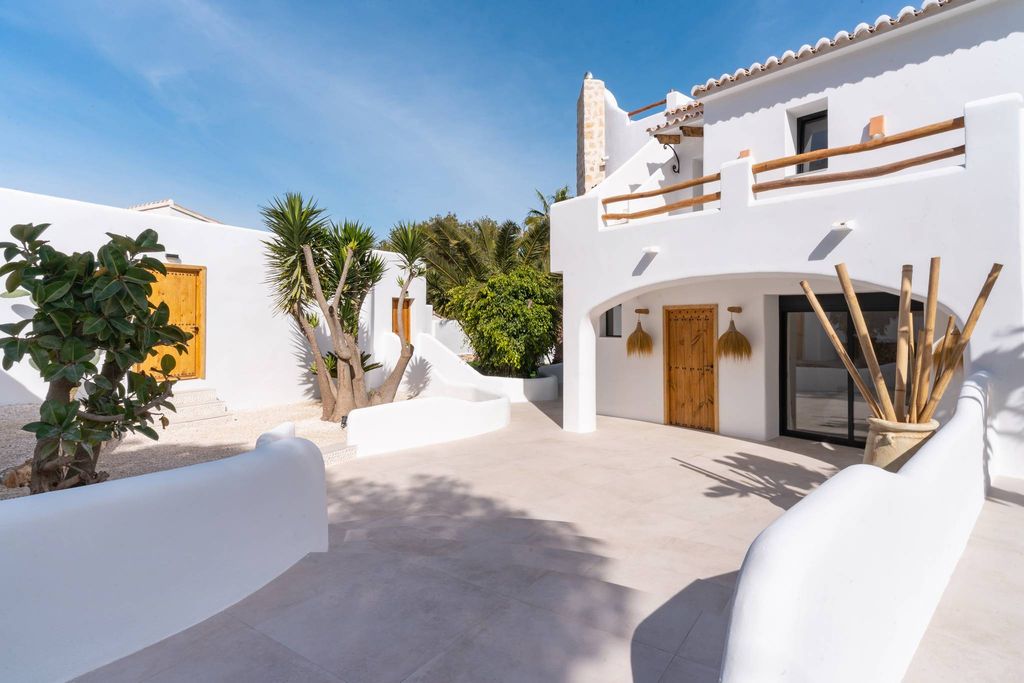 Beleef een ontspannen week in Casa Querida in Jávea, Spanje (datum in overleg o.b.v. beschikbaarheid, excl. schoolvakanties). De woning beschikt over 5 slaapkamers (10 personen) 5 badkamers en airconditioning in alle kamers. Waarde € 4.950,00 (prijsn