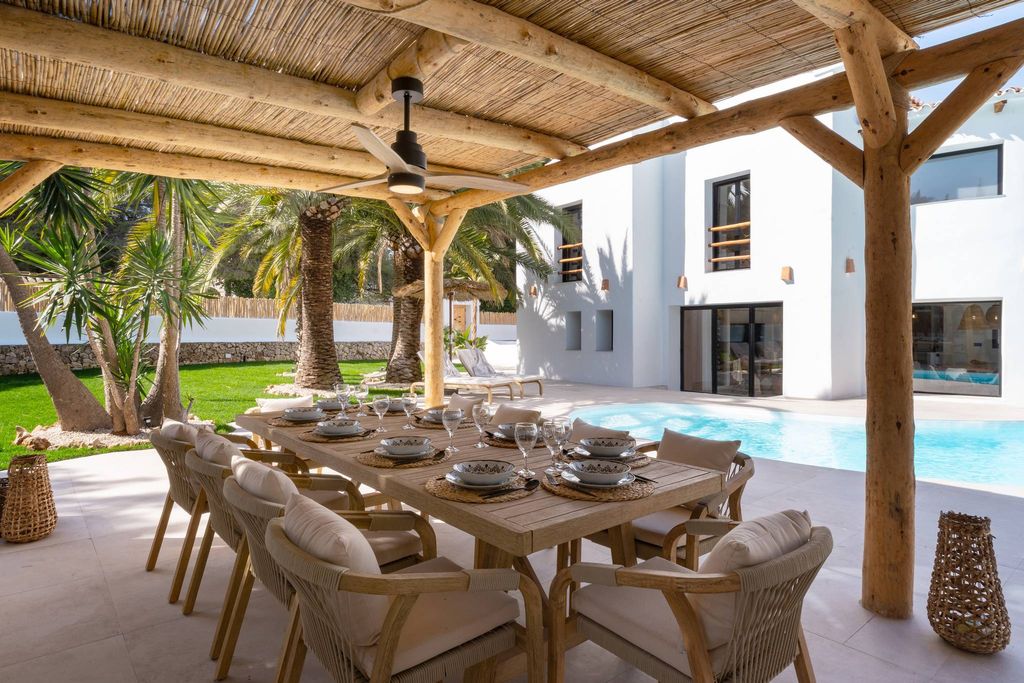 Beleef een ontspannen week in Casa Querida in Jávea, Spanje (datum in overleg o.b.v. beschikbaarheid, excl. schoolvakanties). De woning beschikt over 5 slaapkamers (10 personen) 5 badkamers en airconditioning in alle kamers. Waarde € 4.950,00 (prijsn