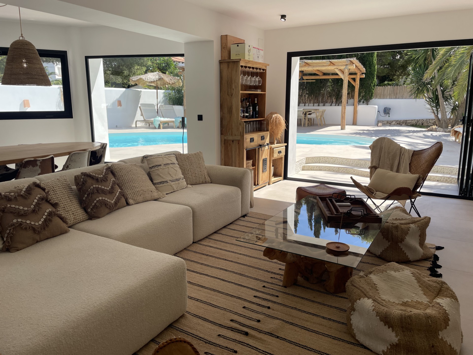 Beleef een ontspannen week in Casa Querida in Jávea, Spanje (datum in overleg o.b.v. beschikbaarheid, excl. schoolvakanties). De woning beschikt over 5 slaapkamers (10 personen) 5 badkamers en airconditioning in alle kamers. Waarde € 4.950,00 (prijsn