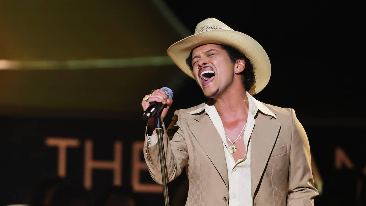 Twee VIP kaartjes voor het concert van Bruno Mars op donderdag 2 juli 2026 in de Johan Cruijff Arena in Amsterdam. U en uw gast zitten op de hoofdtribune - vak 106 -  met een parkeerplaats op P1 (onder de Arena).