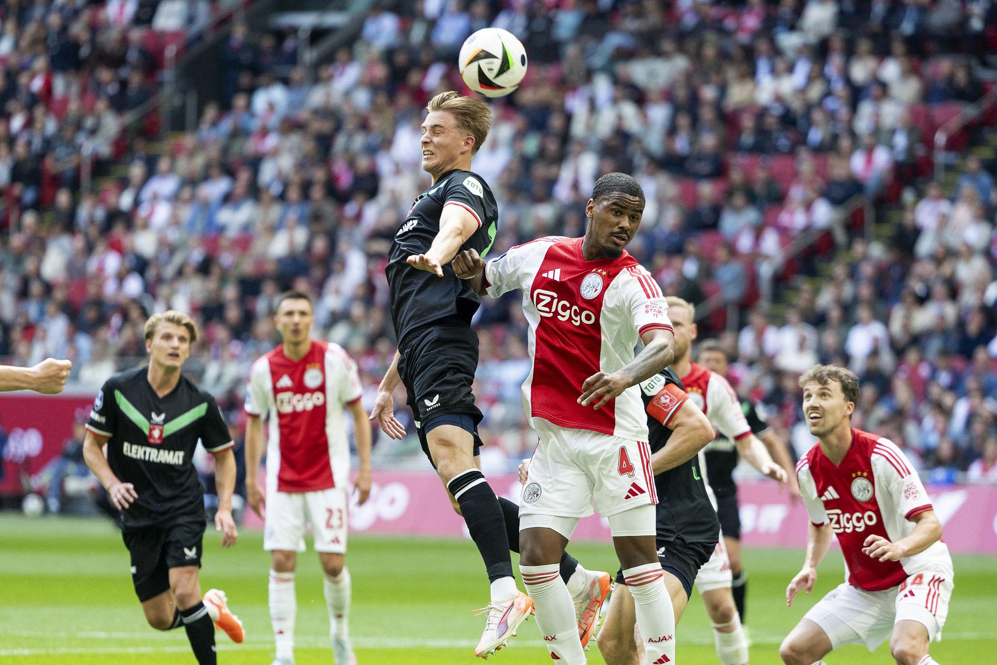 3 Kaarten voor wedstrijd Ajax-Twente in het seizoen 2026/2027 vak 101, inclusief hapje en drankje in de Amsterdam Zaal en parkeerkaart