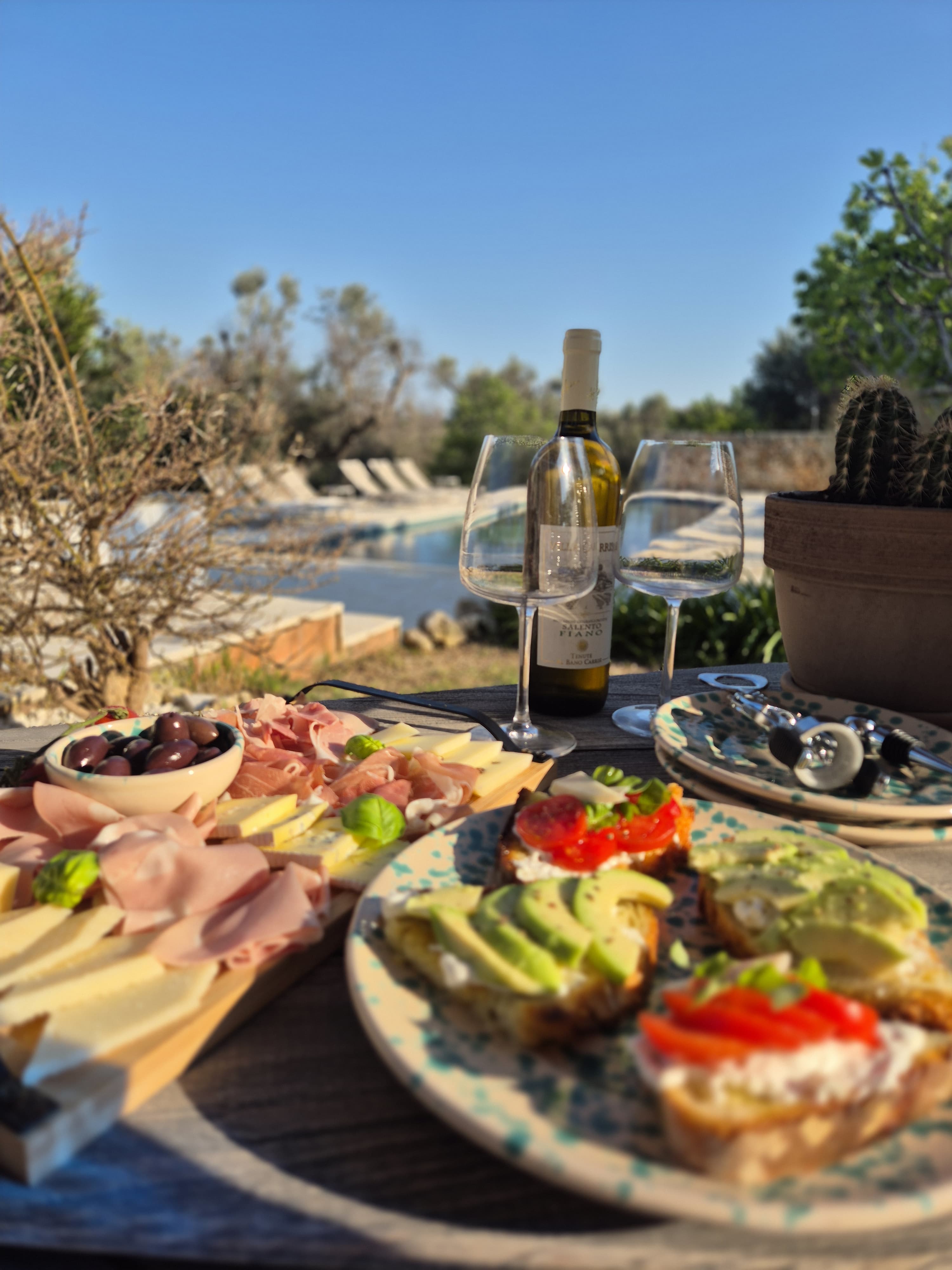 Geniet van een week verblijf in het sfeervolle Villa Nova Vita (datum in overleg, buiten de schoolvakanties) in Puglia, Italië . De villa ligt in een rustige omgeving omringd door olijf- en amandelbomen. De villa beschikt over 3 slaapkamers voor 6 pe