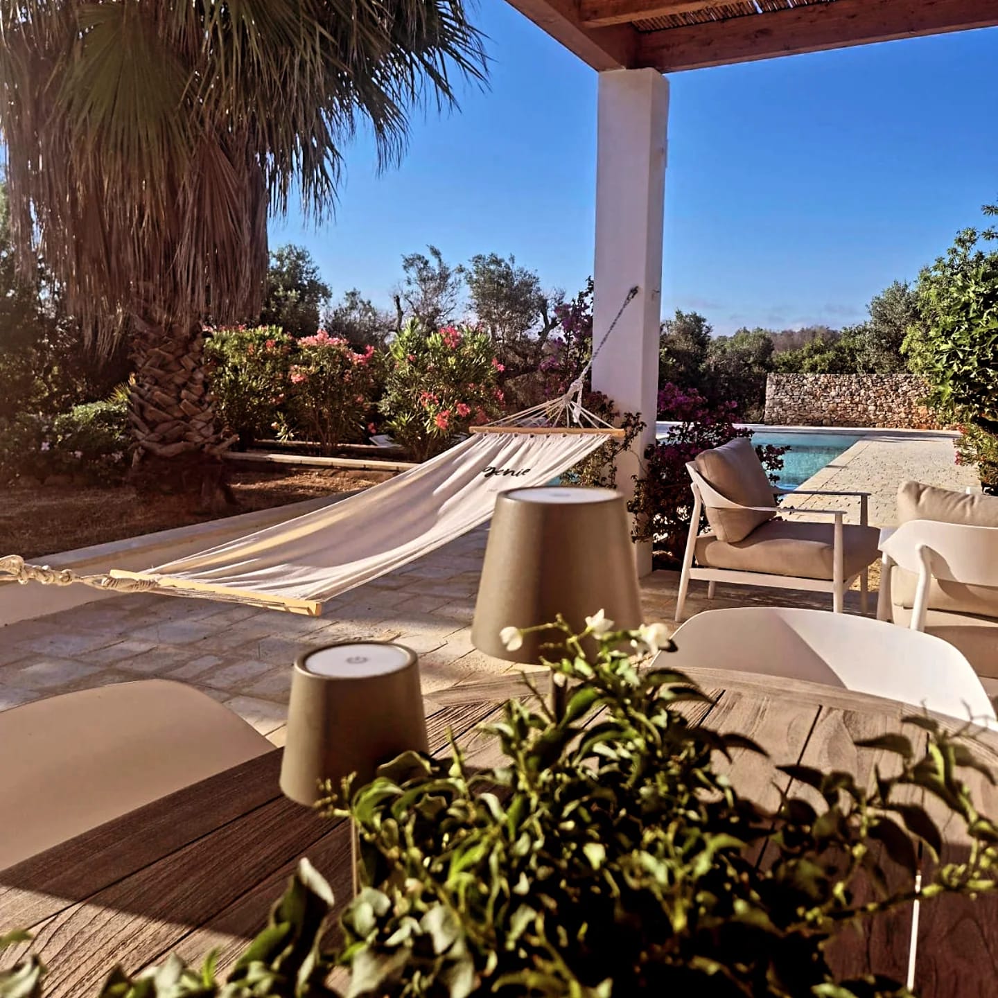 Geniet van een week verblijf in het sfeervolle Villa Nova Vita (datum in overleg, buiten de schoolvakanties) in Puglia, Italië . De villa ligt in een rustige omgeving omringd door olijf- en amandelbomen. De villa beschikt over 3 slaapkamers voor 6 pe