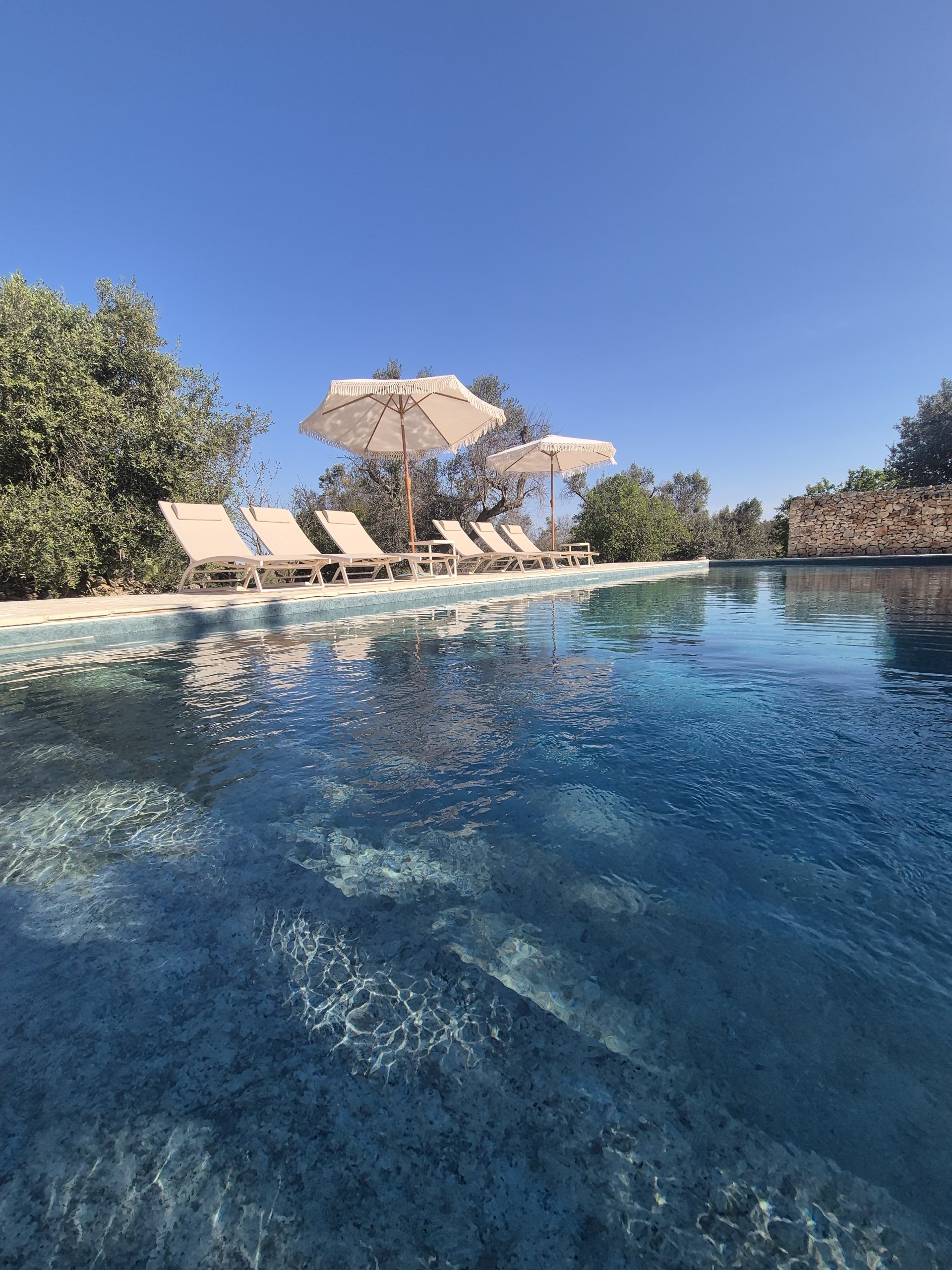 Geniet van een week verblijf in het sfeervolle Villa Nova Vita (datum in overleg, buiten de schoolvakanties) in Puglia, Italië . De villa ligt in een rustige omgeving omringd door olijf- en amandelbomen. De villa beschikt over 3 slaapkamers voor 6 pe