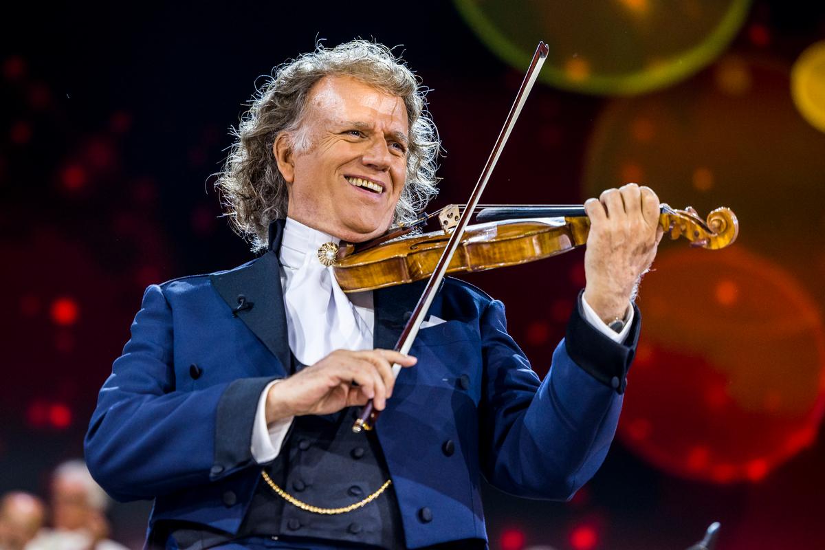André Rieu keert in 2026 terug naar het Vrijthof. Ervaar de magie van André Rieu tijdens een feestelijke en gedenkwaardige avond op zaterdag 4 juli 2026 en ontdek waarom André Rieu een van de populairste live-acts ter wereld is!  Het arrangement beva
