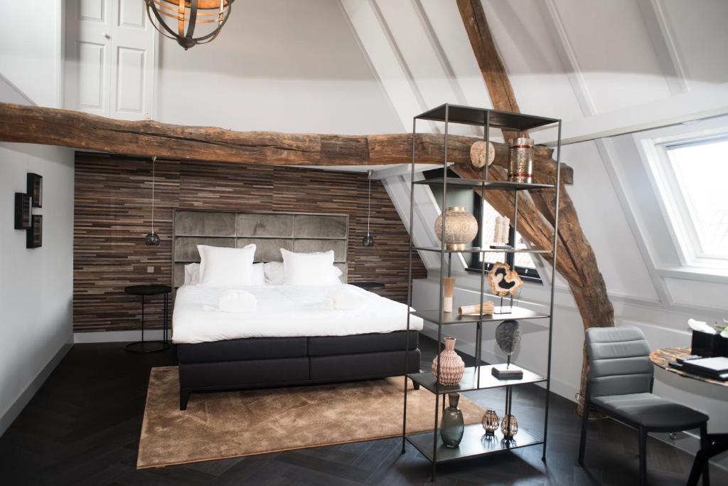 Een tweedaags arrangement voor 2 personen in Den Bosch in Hotel 't Keerhuys Burgh-Haamstede. Dit 4 sterren hotel ligt midden in het centrum, is zeer populair en is op Booking.com gewaardeerd met een 8,9. U verblijft in een tweepersoonskamer. Het ontb
