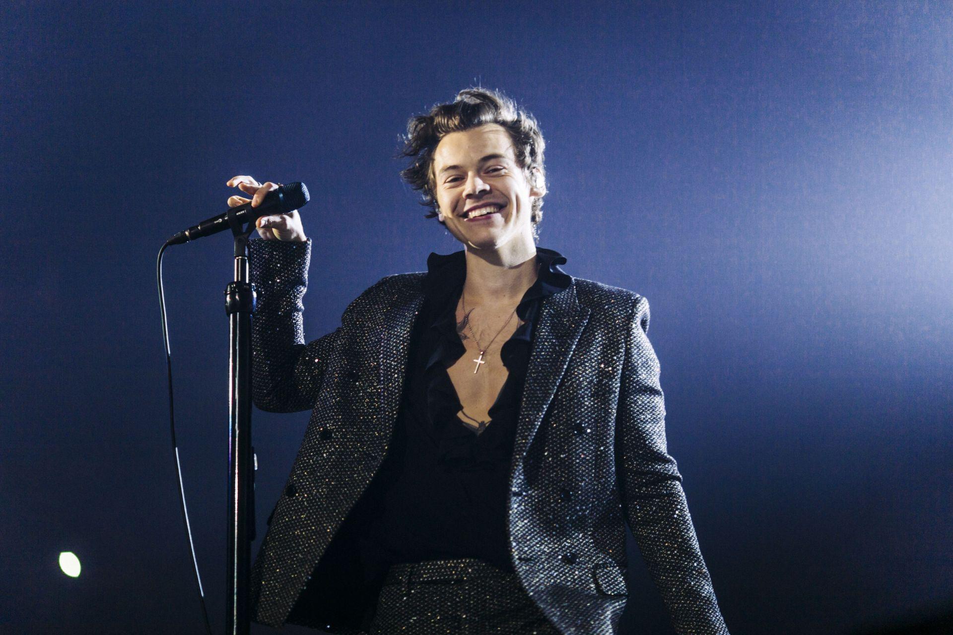 Twee VIP kaartjes voor het concert van Harry Styles vrijdag 5 juni 2026 in de Johan Cruijff Arena in Amsterdam. U en uw gast zitten op de hoofdtribune - vak 106 -  met een parkeerplaats op P1 (onder de Arena).