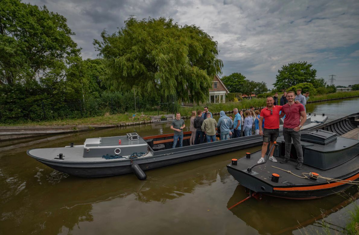 Varen met een ervaren schipper voor maar liefst 40 personen door het mooie Westland inclusief drankjes, hapjes en muziek op de boot.  Vanaf de Middelmors wordt uw met een luxe Beukbus vervoerd naar de opstapplaats en na afloop weer veilig teruggebrac