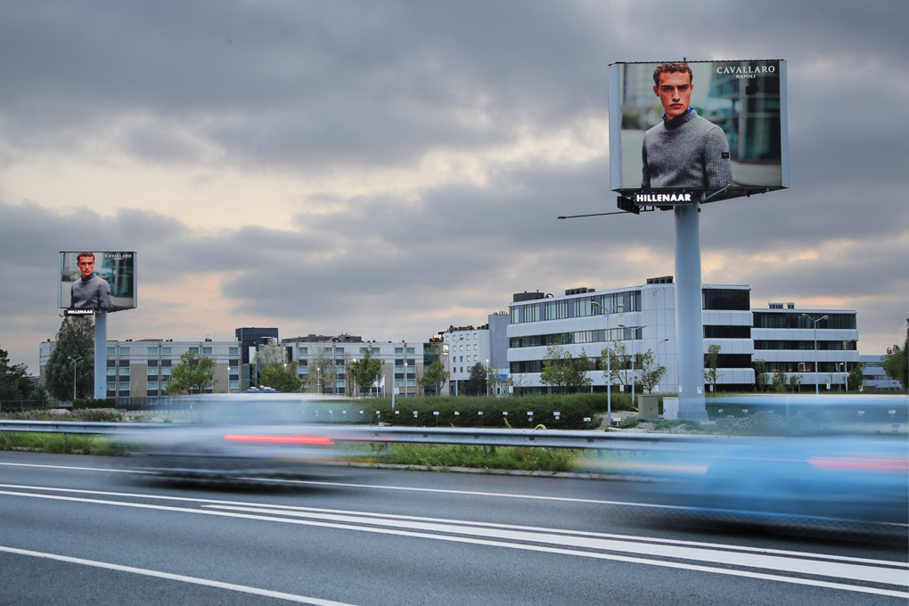 Een week zichtbaar op 2 digitale reclamemasten in Nederland, zoals bijvoorbeeld langs de A4 bij Schiphol, met een bereik van 2.100.000 passanten per week (zie www.hillenaar.nl). U bent 120 x per uur, de gehele dag, 7 dagen in de week zichtbaar