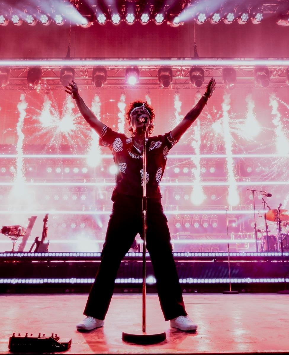 Twee VIP kaartjes voor het concert van Bruno Mars op zaterdag 4 juli 2026 in de Johan Cruijff Arena in Amsterdam. U uw gast worden verwelkomd in de SKYLOUNGE vanwaar u van dit concert kunt genieten. Uiteraard is een parkeerplaats op P1 (onder de Aren